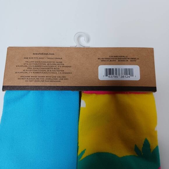 Hallmark Two Of A Kind Flamingo Socks NWT - Picture 5 of 6